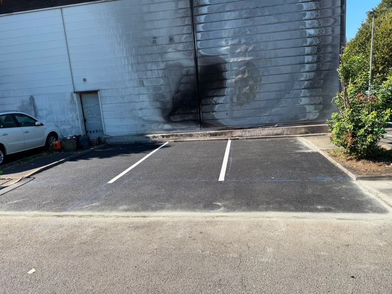 Places de parking refaites après un incendie