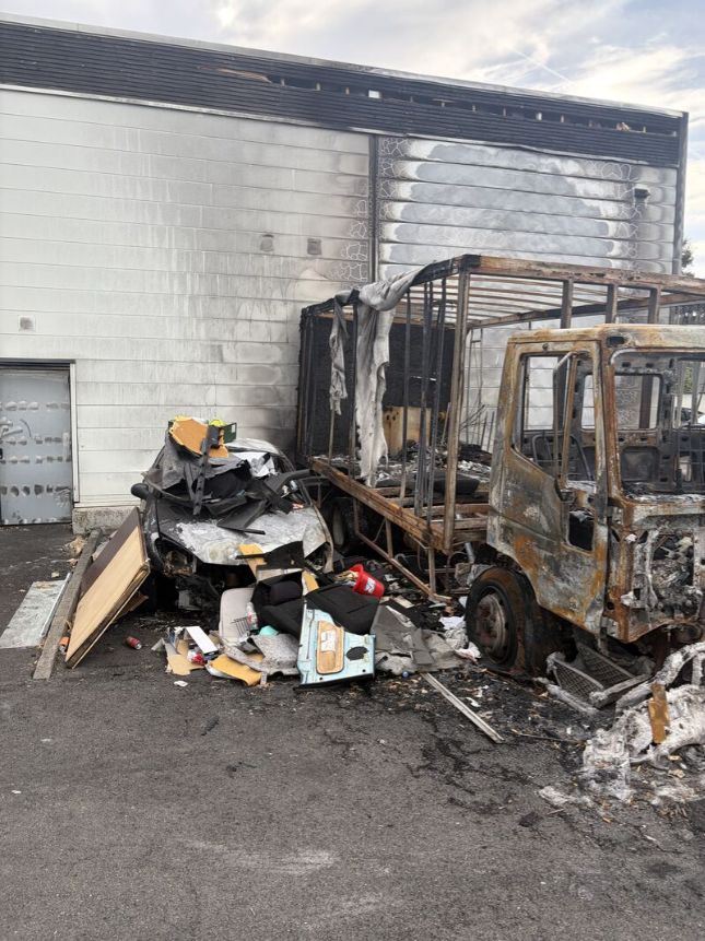 Parking après un incendie de véhicules, enrobé détruit