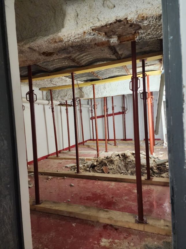 Étaiement d'un plancher dégradé, béton éclaté