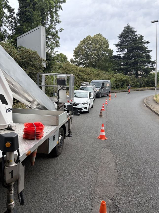 Nacelle et balisage sur une voie, sous un pont