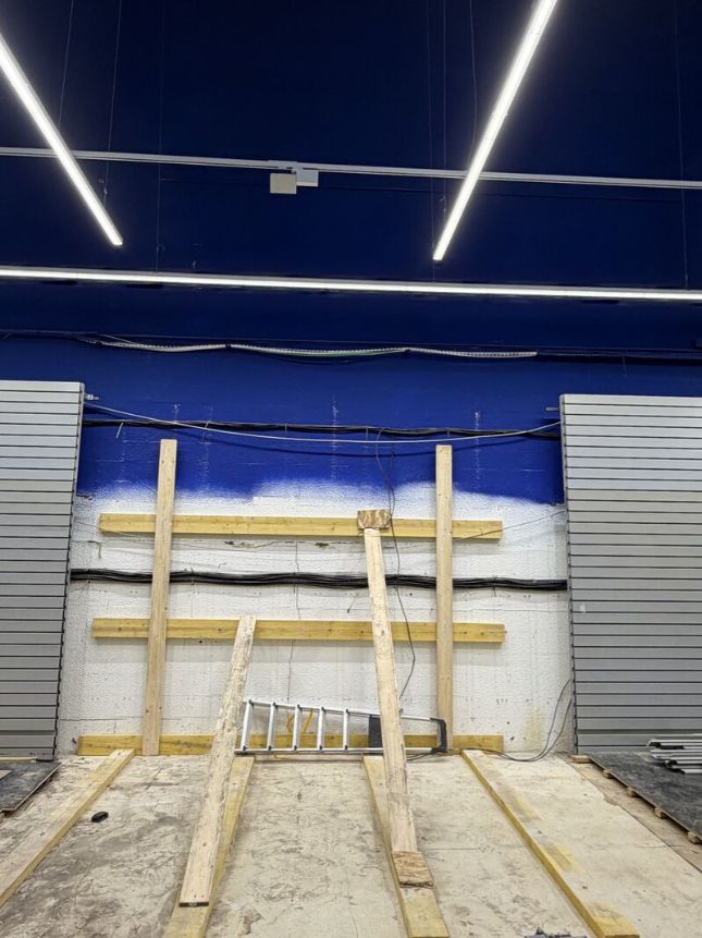 Étaiement bois provisoire contre un mur en magasin